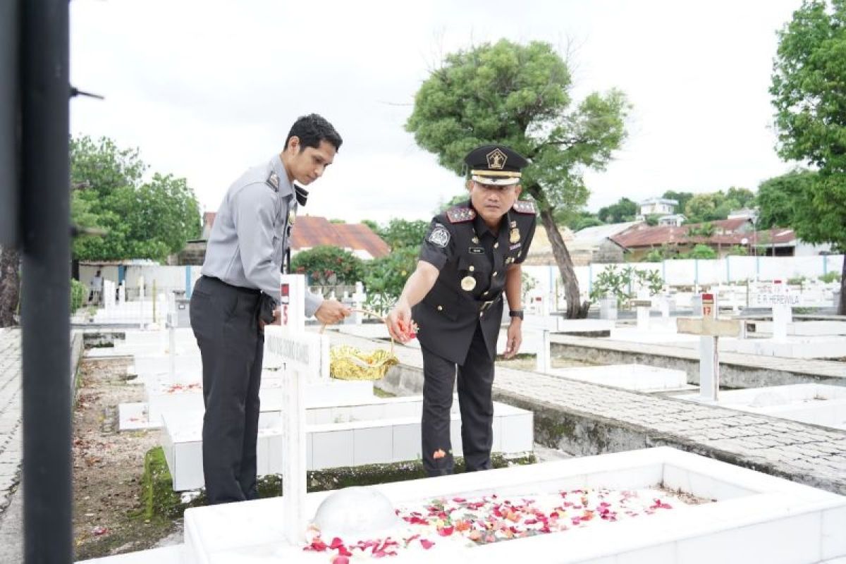 Rudenim Kupang  tabur bunga di Dharma Loka  sambut Hari Bhakti ke-75