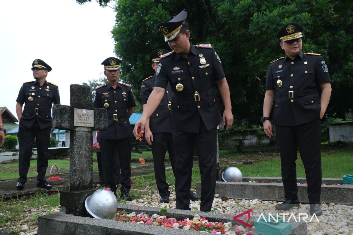 Imigrasi Kendari tabur bunga di TMP Kendari untuk peringati Hari Bhakti ke-75