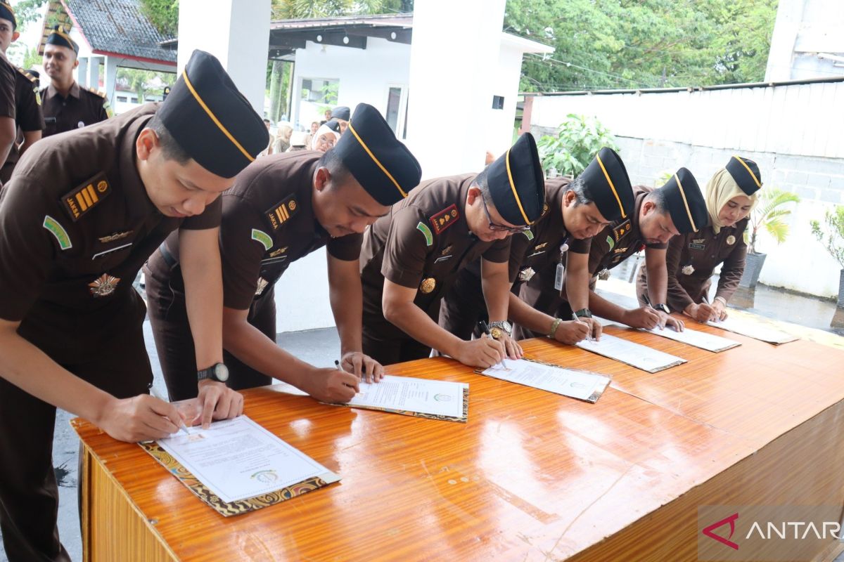 Personel Kejari Aceh Barat teken pakta integritas