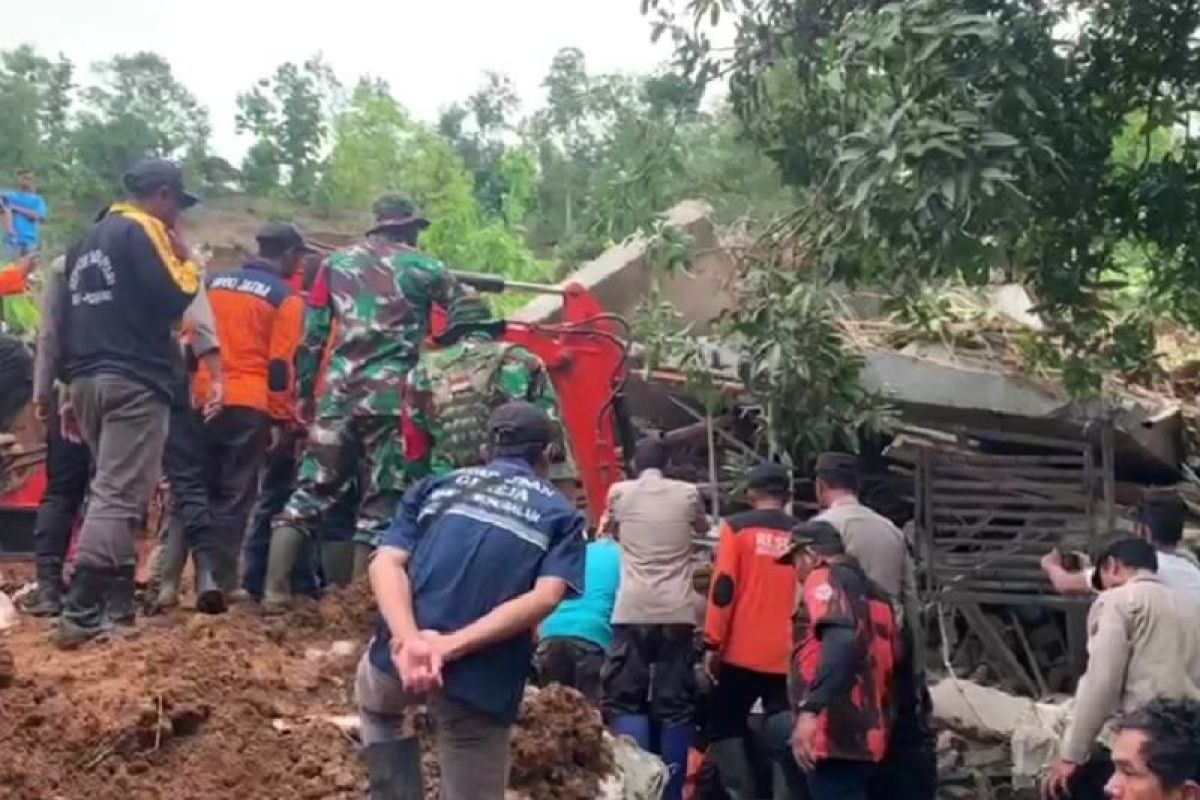 BPBD Jombang perluas pencarian korban tanah longsor Desa Sambirejo  