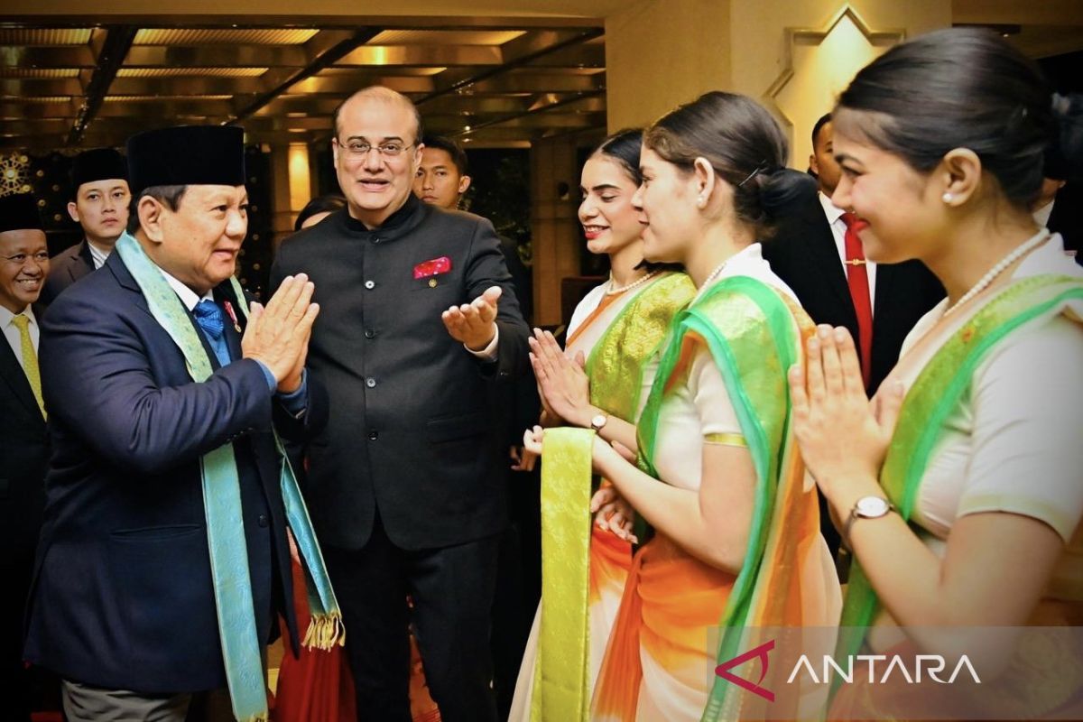 Mahasiswa-mahasiswa Indonesia sambut kedatangan Presiden Prabowo di New Delhi