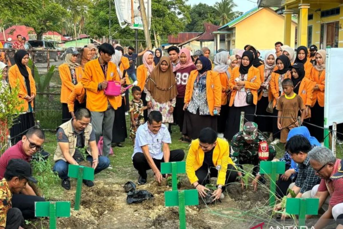 Wabup Konawe Utara membuka bakti sosial mahasiswa Farmasi UHO