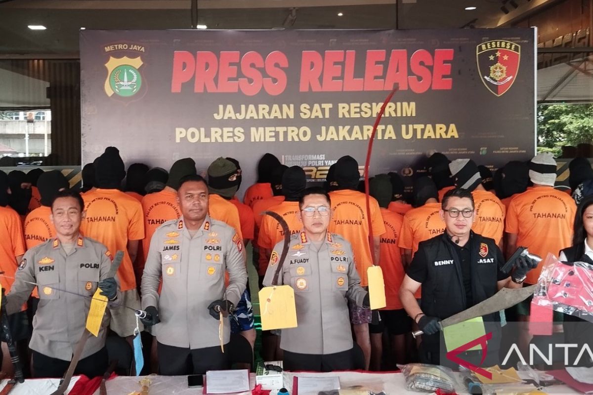 Polres Jakut tangkap sembilan orang bawa sajam saat tawuran