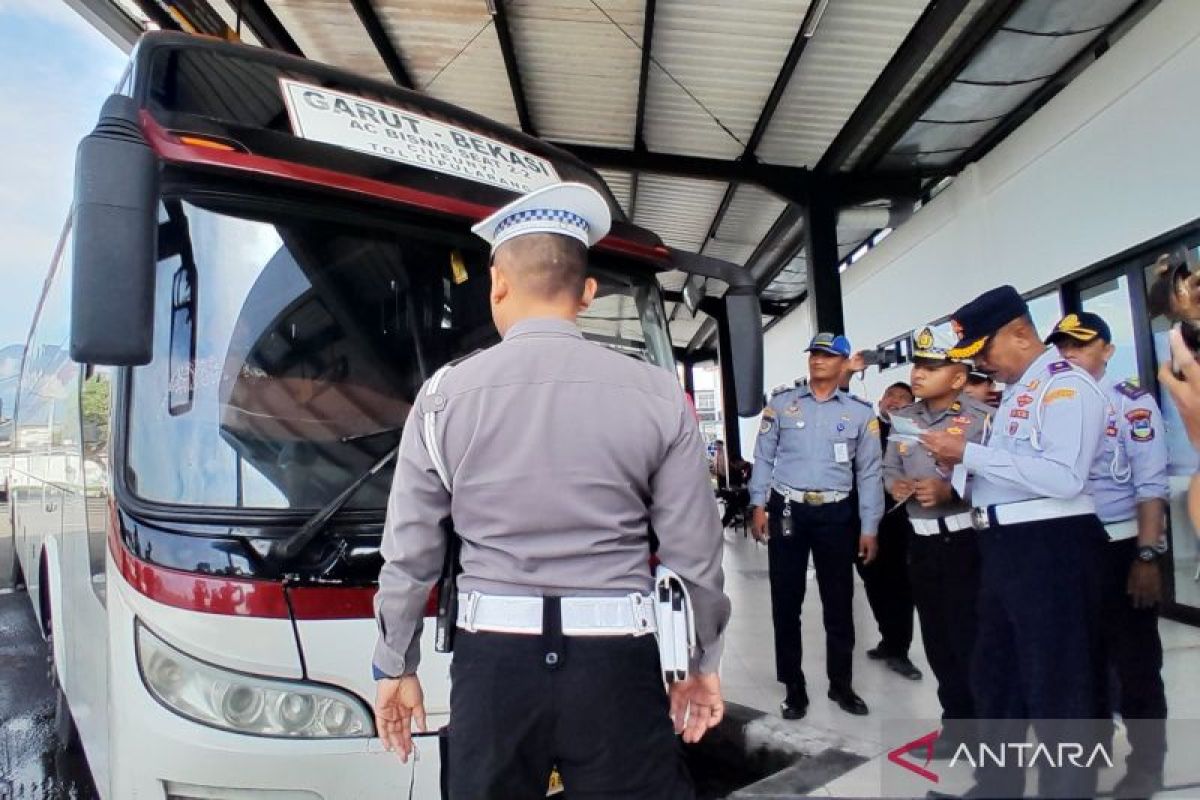 Polres Garut cek kondisi bus untuk memastikan layak beroperasi