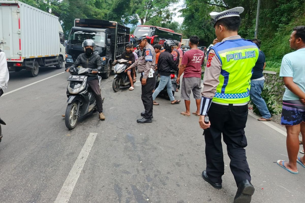 Polisi evakuasi korban kecelakaan beruntun di Tutugan Leles