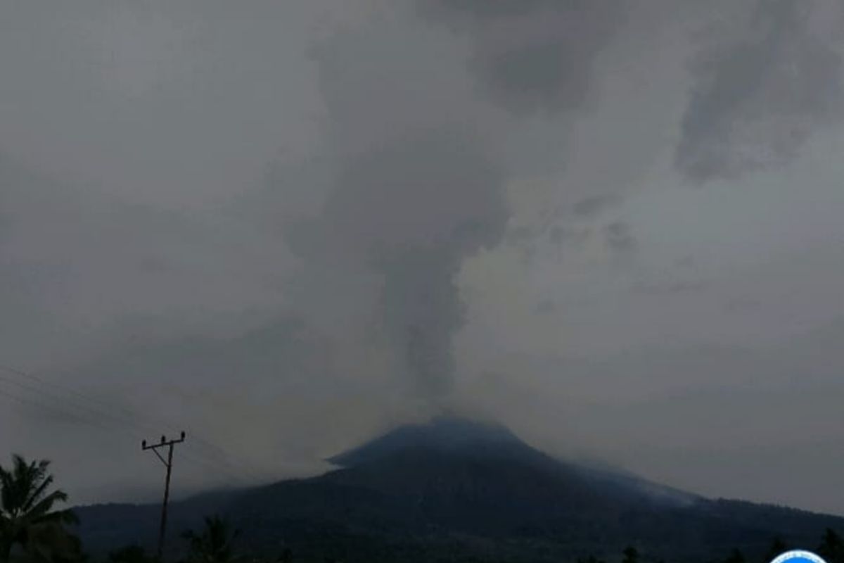 Status Gunung Lewotobi naik Level IV Awas setelah 987 gempa hembusan