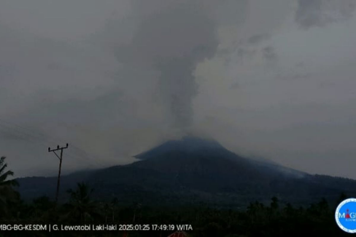 Gunung Lewotobi Laki-Laki di Flotim erupsi dua kali pada Sabtu