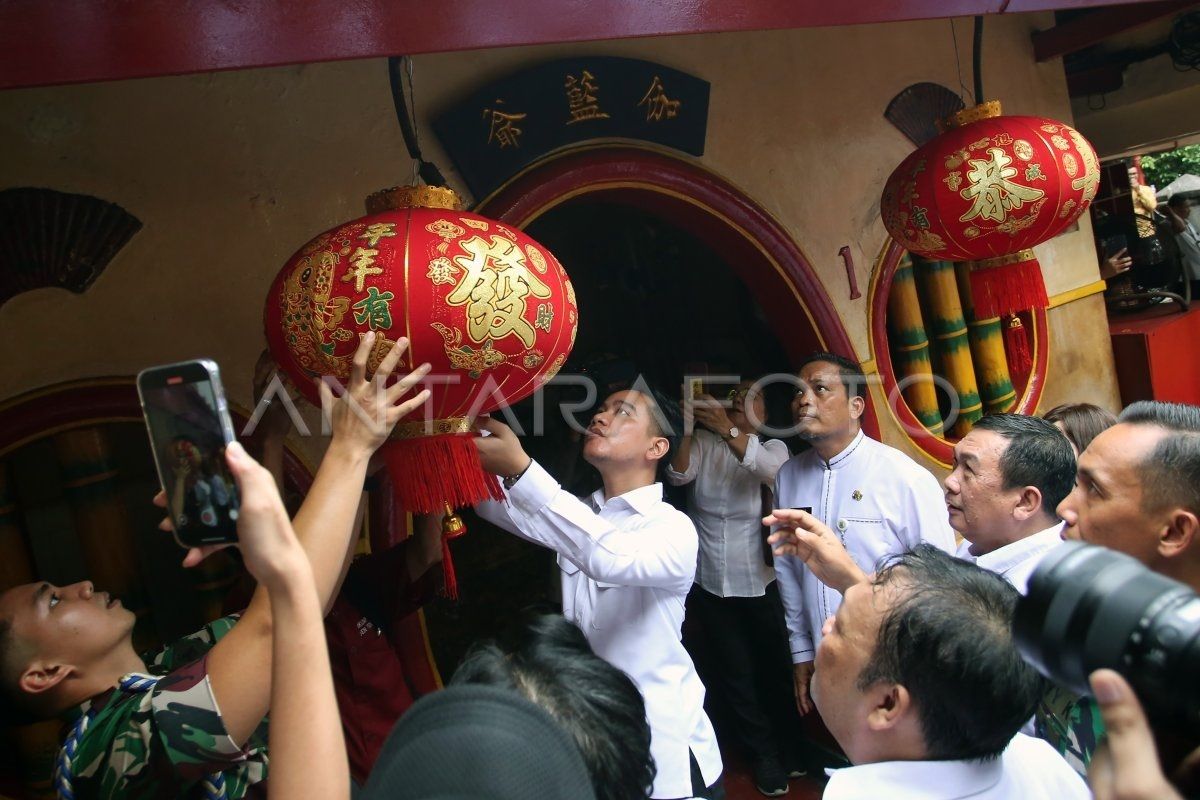 Wapres Gibran Rakabuming Raka pasang lampion di Vihara Boen Tek Bio Tangerang