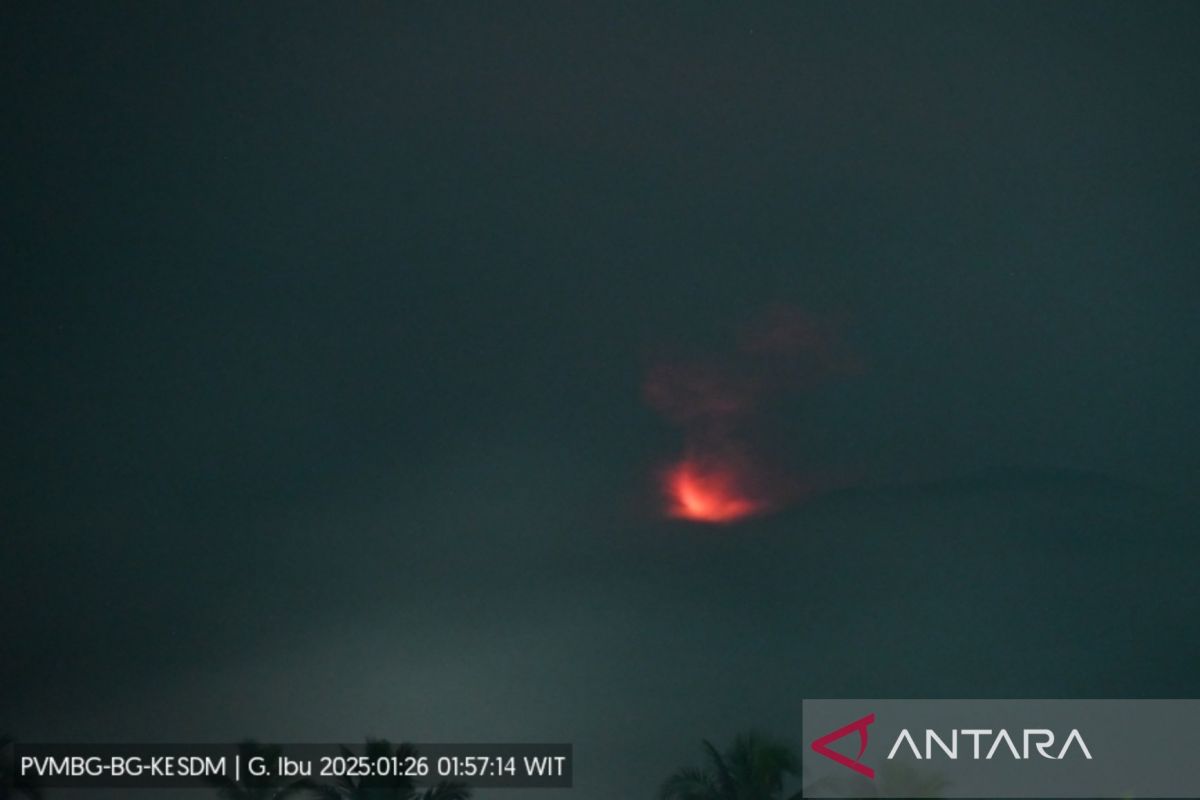 Gunung Ibu muntahkan abu vulkanik 500 meter hingga Minggu dini hari