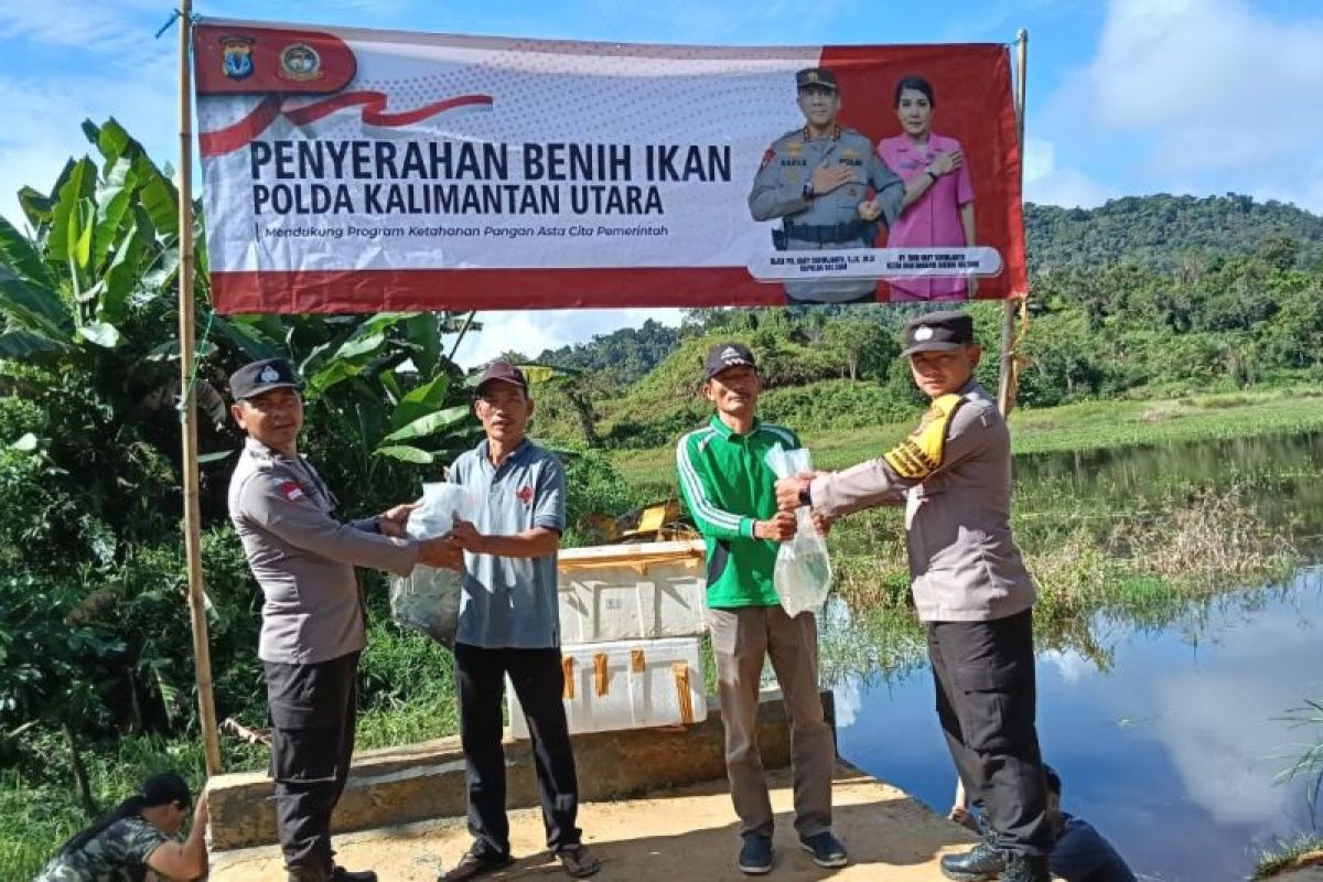 Kapolda Kaltara Salurkan Bantuan Benih Ikan Nila dan Lele di Desa Long Ampung dan Metulang