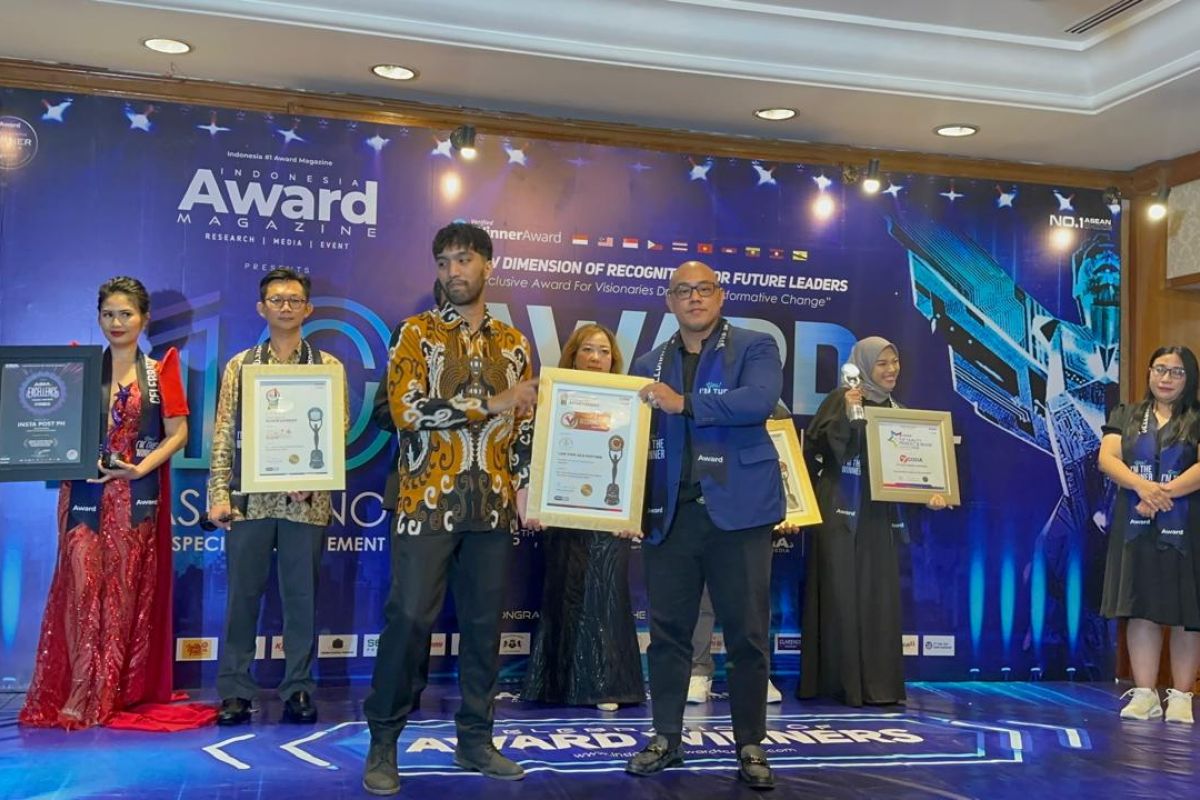 Agus Susanto, S.H., M.H. raih dua penghargaan di Indonesia Awards Magazine Surabaya