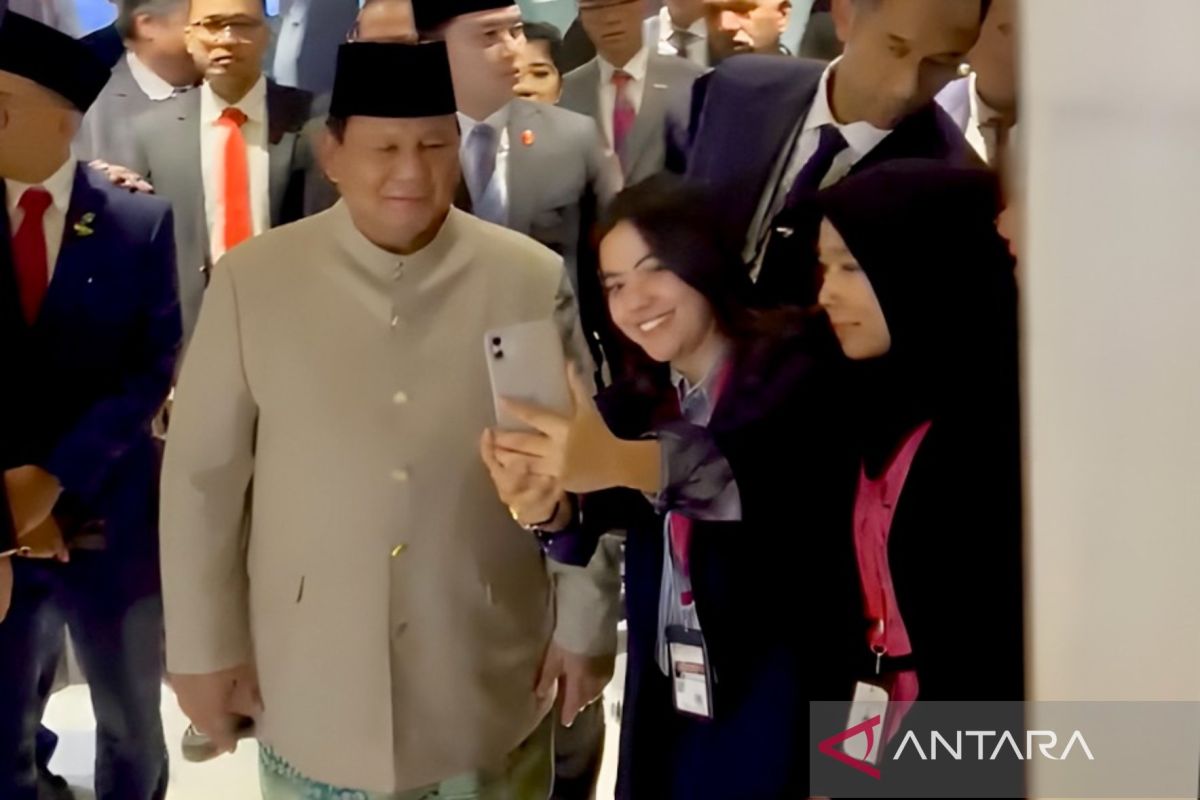 Presiden sempatkan swafoto dengan mahasiswa di India