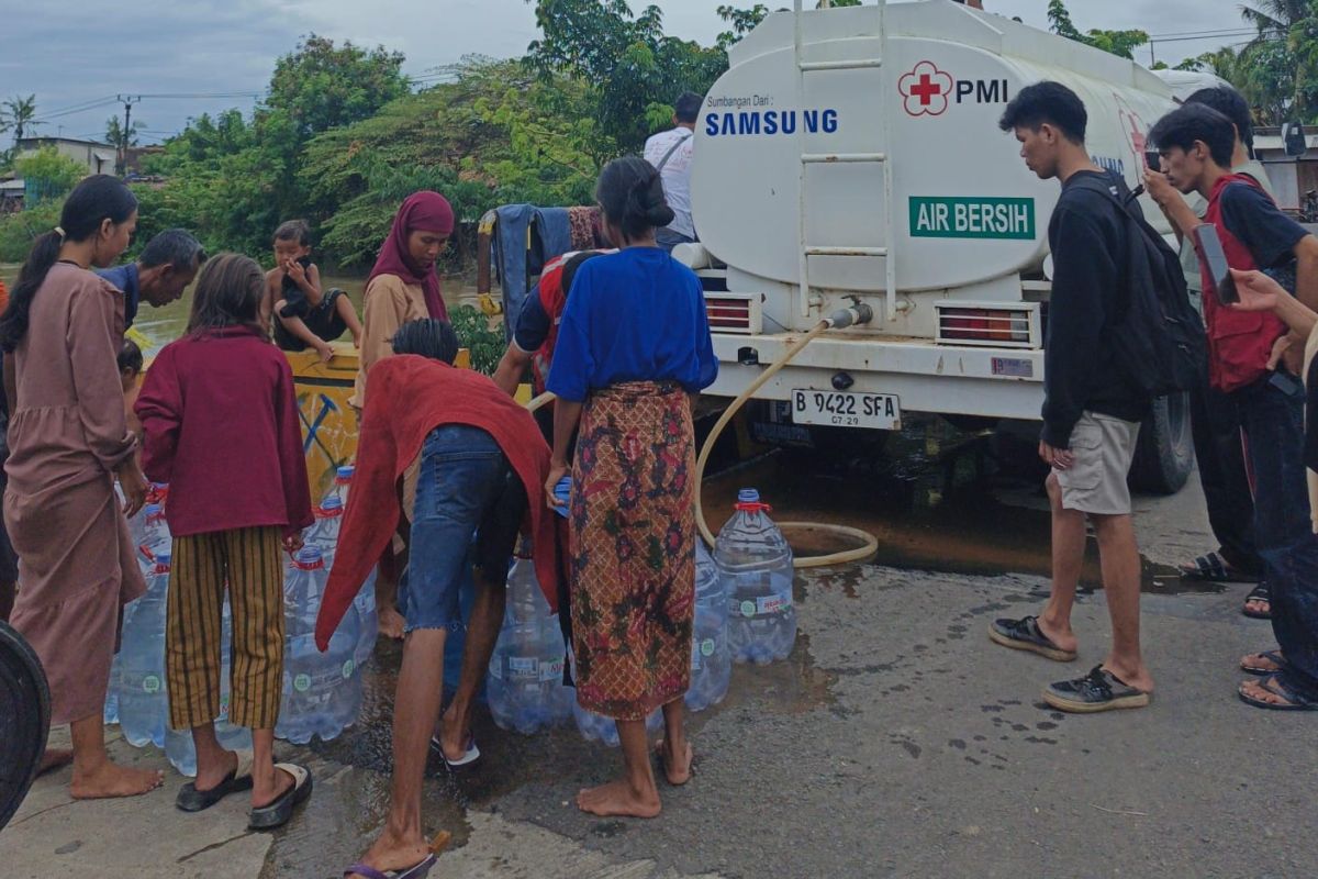 PMI distribusikan logistik serta air bersih ke korban banjir Tangerang