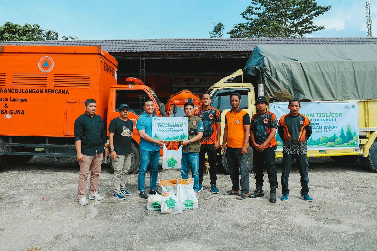 PTPN IV Regional III salurkan 4 ton sembako ke korban banjir Kampar