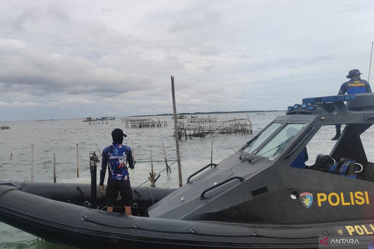 Polisi lakukan pembongkaran pagar laut di Perairan Pakuhaji, Tangerang