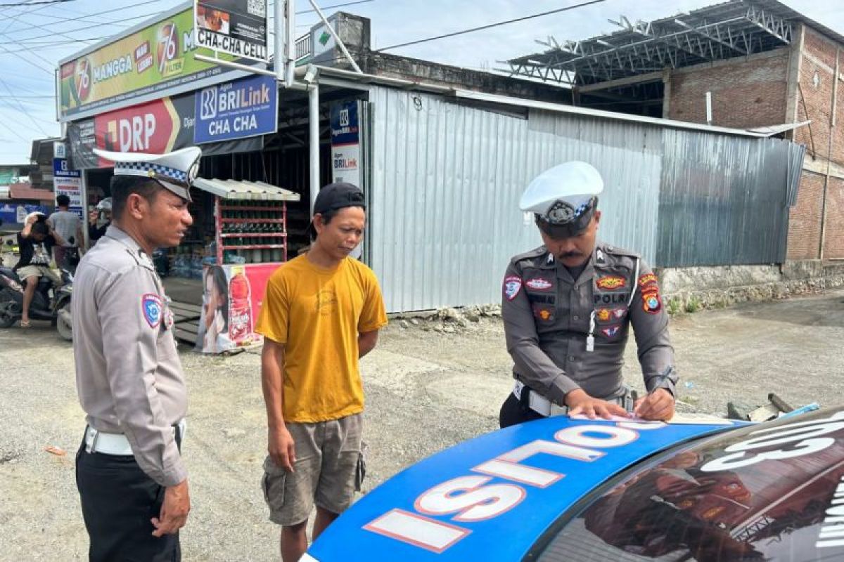 Polres Mamuju Tengah menertibkan pengendara truk kelebihan muatan