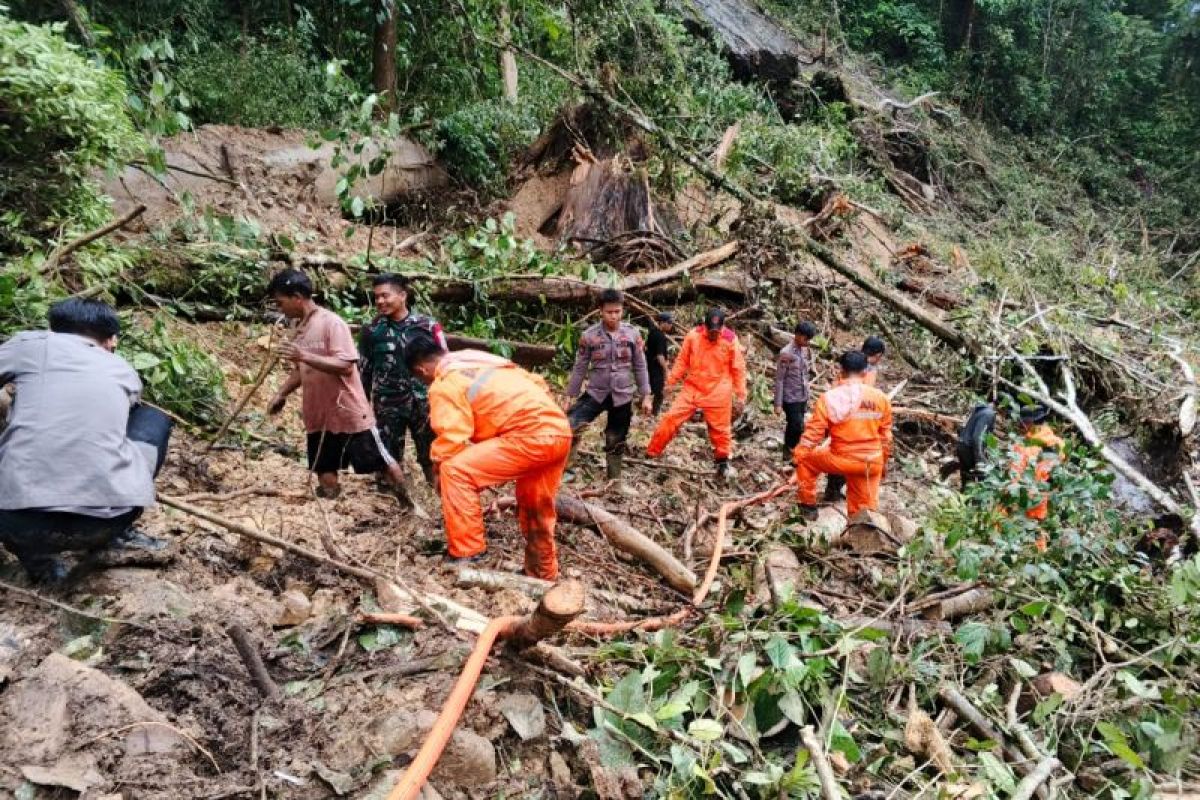 Tim SAR gabungan terus cari korban tanah longsor di Gunung Mas