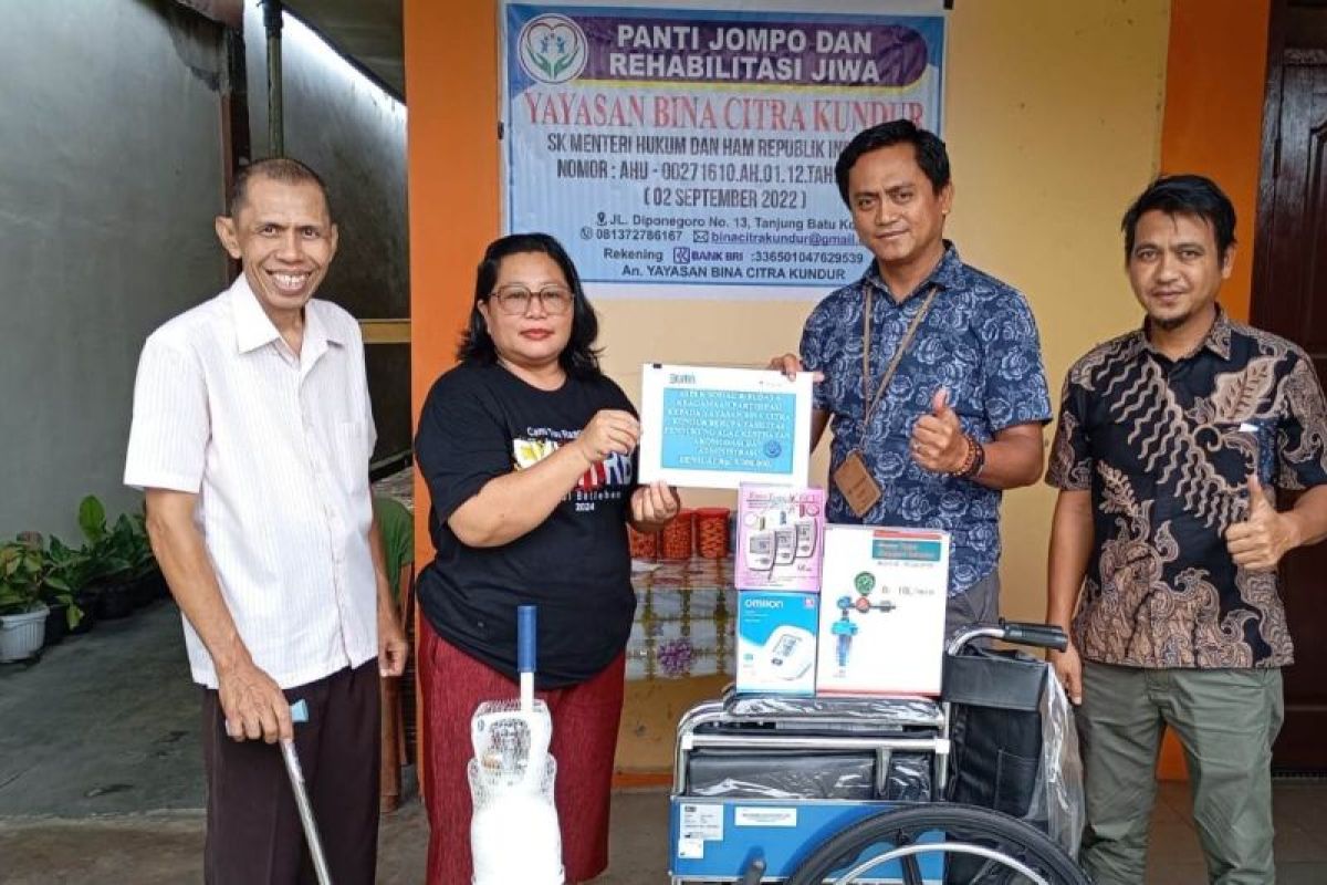 PT Timah serahkan alkes bantu yayasan di Kundur tingkatkan kualitas kesehatan lansia