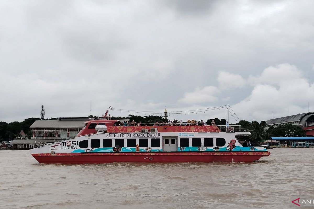 Kapal wisata Musi Cruise jadi favorit anak sekolah saat libur Imlek