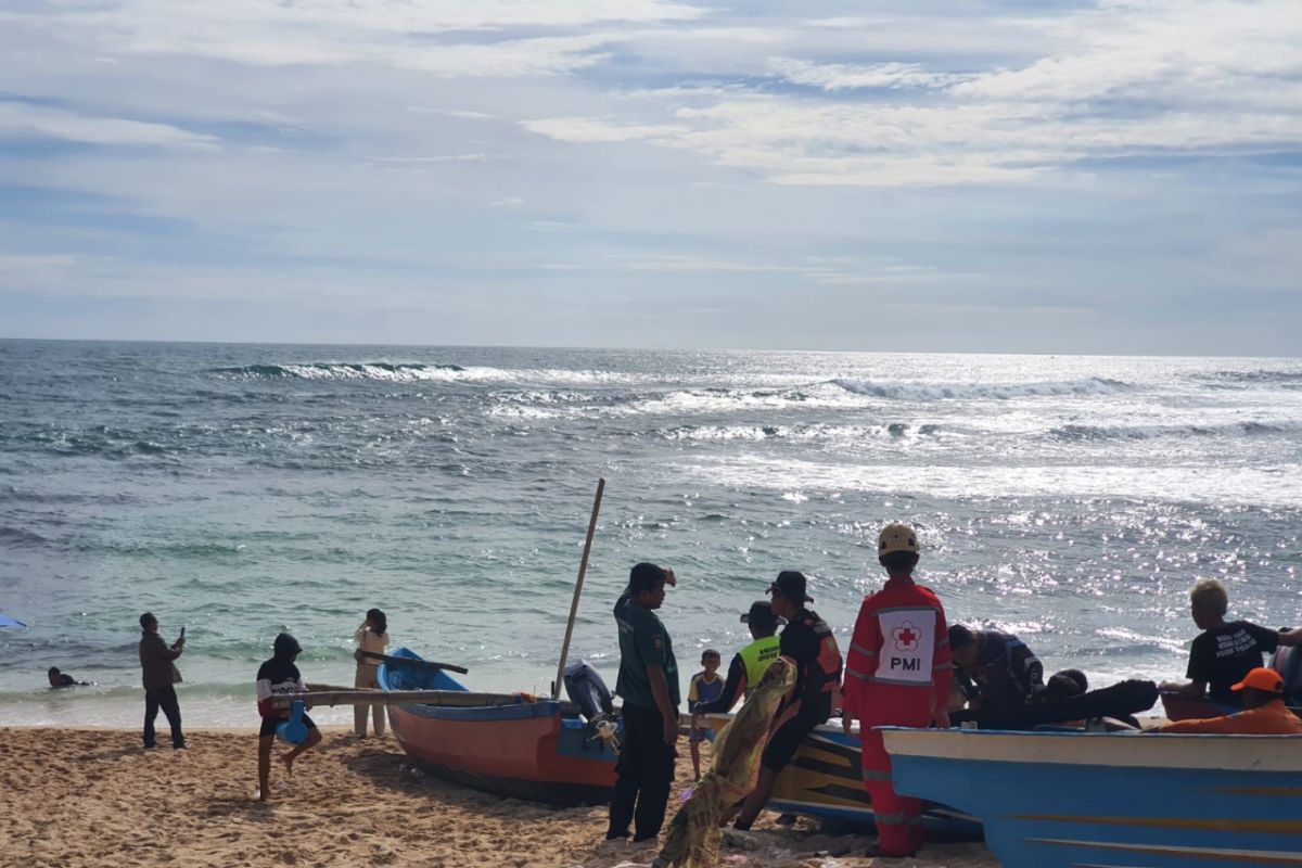 Tim gabungan temukan tiga siswa SMP terseret ombak Pantai Drini Gunungkidul