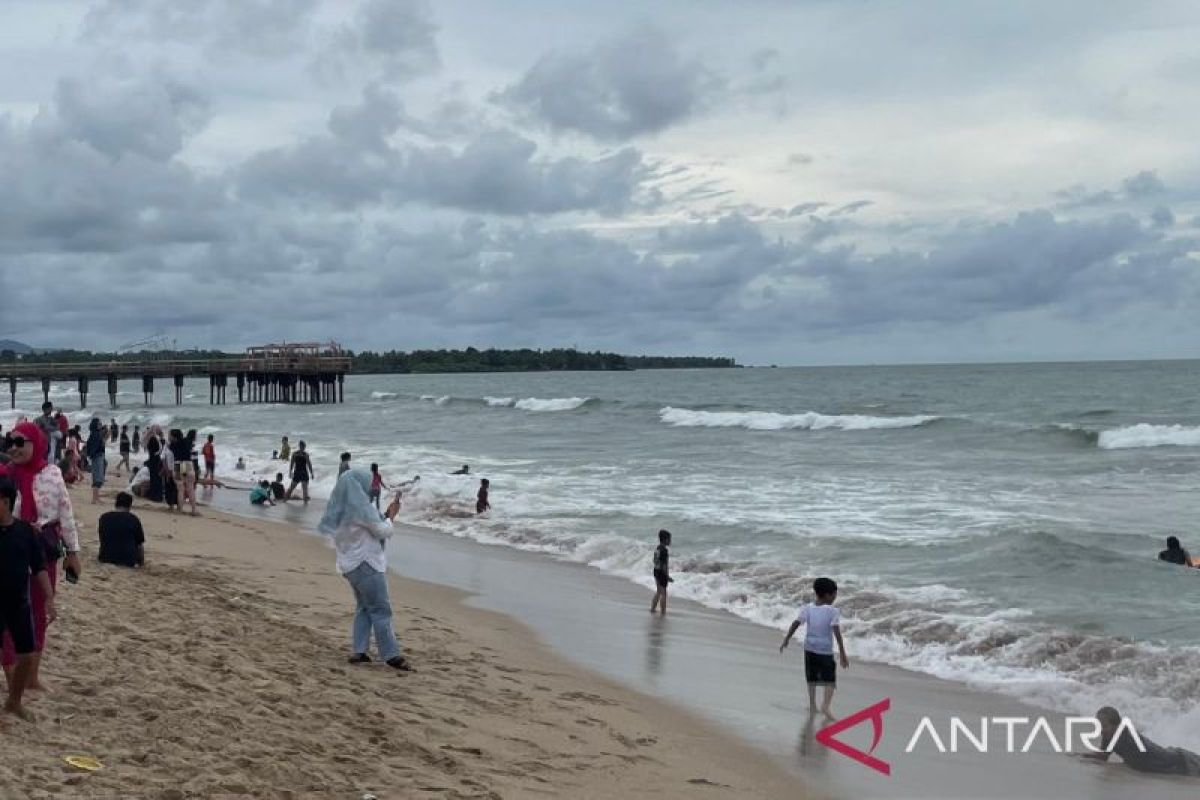 Puncak arus liburan di Banten diprediksi berlangsung hingga hari ini