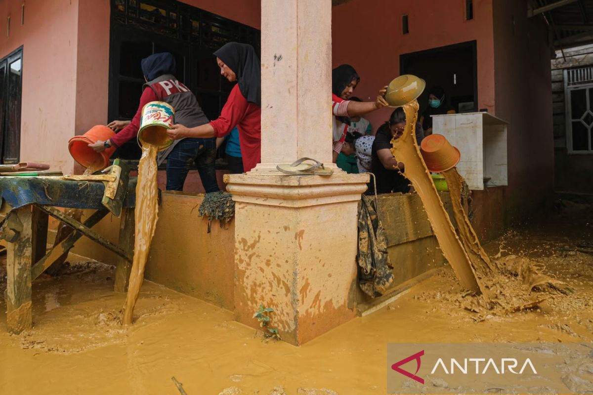 Bersihkan sedimen banjir Kendari