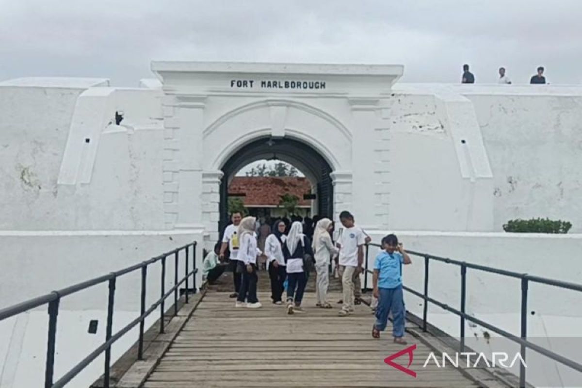 Ratusan wisatawan kunjungi Benteng Marlborough selama libur