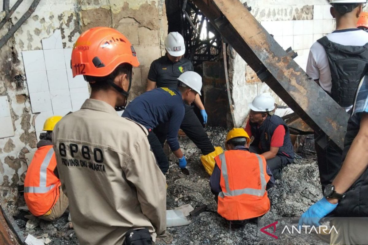 Satu kantong jenazah kembali dievakuasi di lantai 8 Glodok Plaza