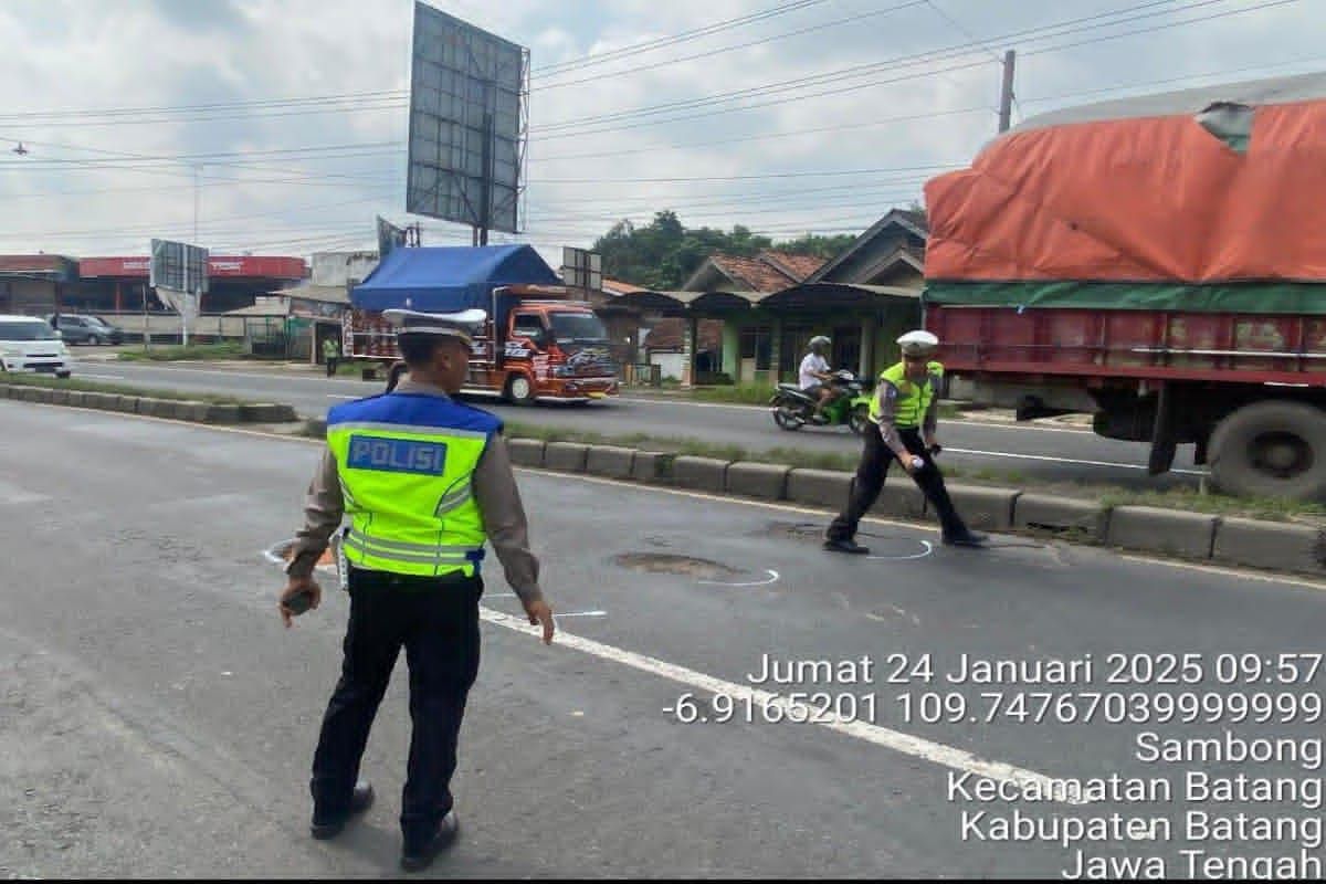 Polres Batang tandai puluhan lubang jalan pantura cegah kecelakaan 