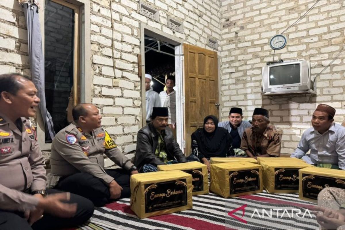 Polisi Pamekasan santuni korban kecelakaan tewaskan dua orang