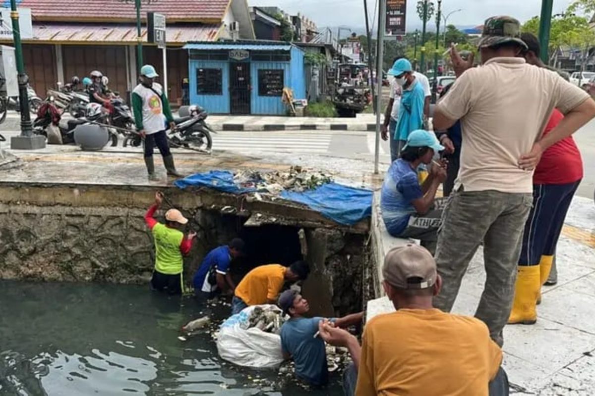 DLHK bersihkan drainase yang tersumbat usai banjir di Kendari