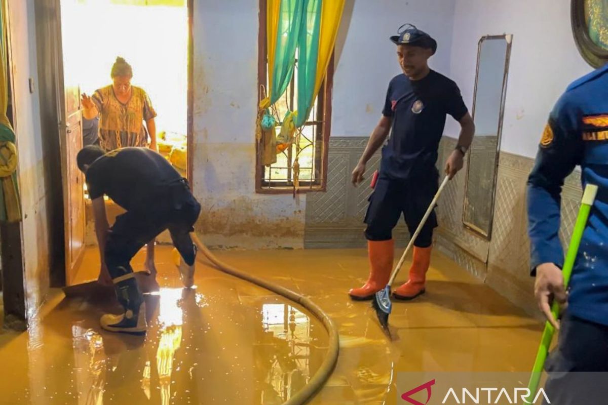 Damkar Kendari bersihkan lumpur di rumah warga yang terdampak banjir