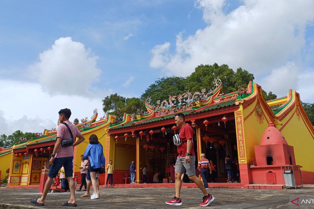 Ribuan pengunjung padati vihara berusia 300-an tahun di Tanjungpinang saat Imlek