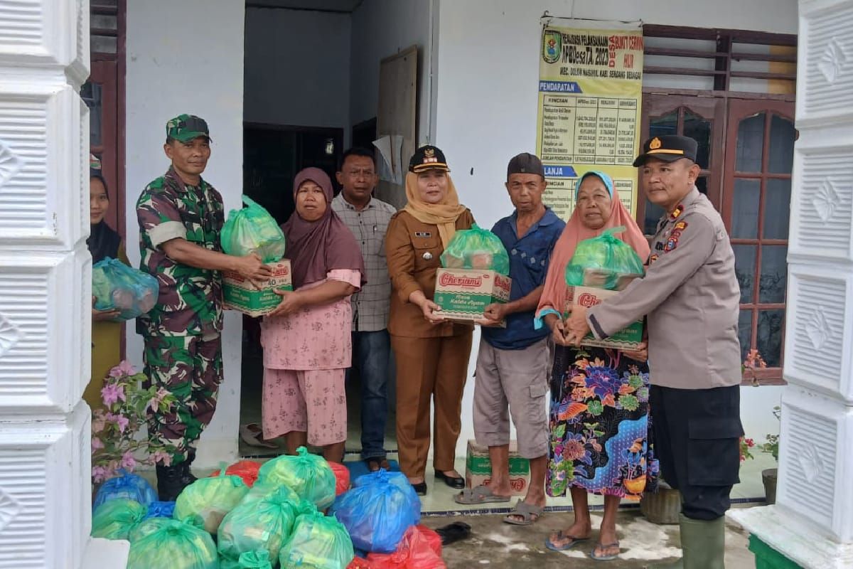 Polres Sergei salurkan ratusan sembako pada warga terdampak banjir