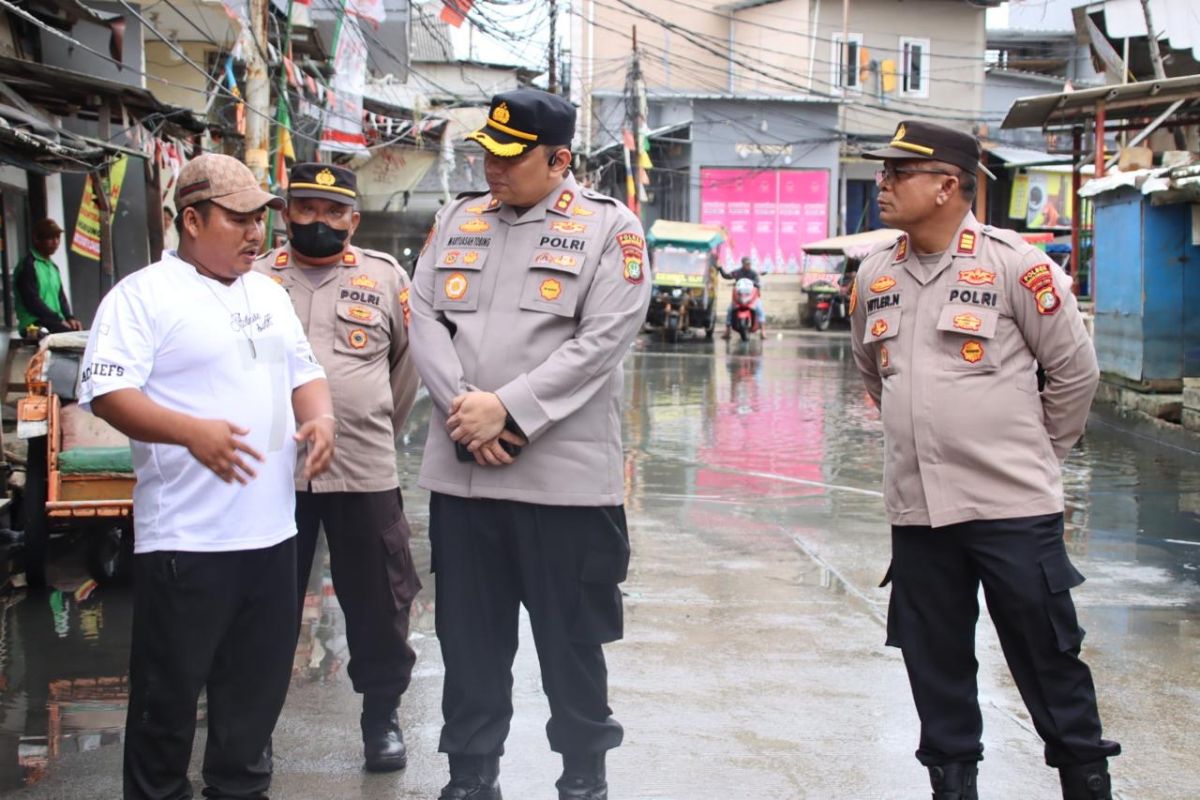 Polisi salurkan bantuan bagi warga terdampak banjir di Jakarta Utara