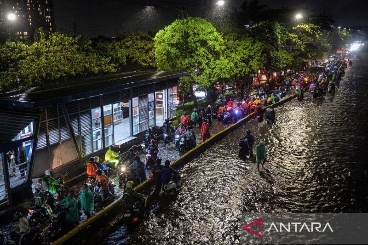 Enam ruas jalan di Jakut terendam banjir akibat curah hujan tinggi