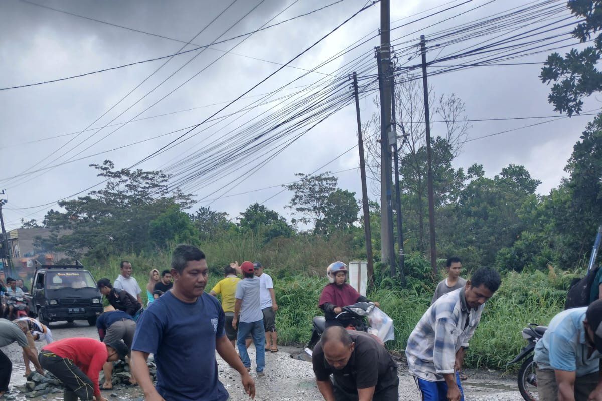 Jalan Suka Karya di Kampar rusak parah warga gotong royong