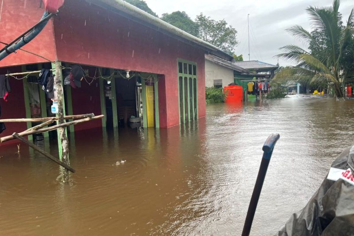 Ratusan rumah warga perbatasan antara Kalbar-Malaysia masih terendam banjir