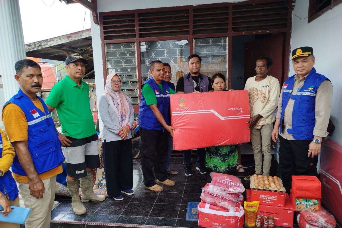 Pemkot dan Pemprov Sultra salurkan bantuan ke korban banjir di Kendari