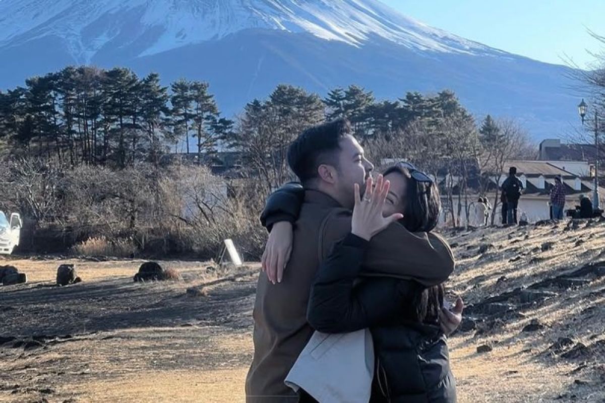 Nadhif Basalamah lamar kekasih di kaki Gunung Fuji, siap rilis lagu cinta 