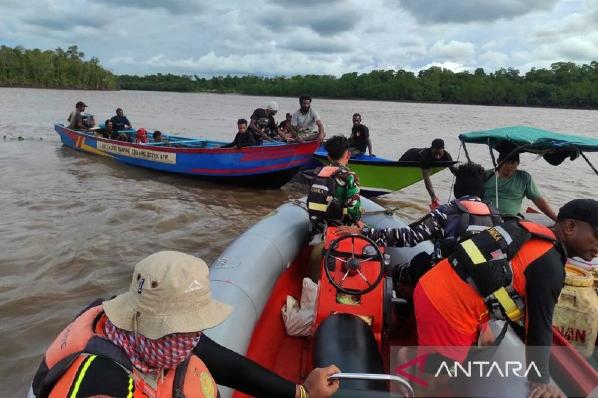 Delapan penumpang perahu tenggelam di perairan Kali Betc