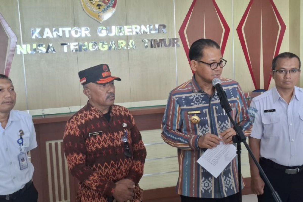 Pj Gubernur NTT imbau masyarakat waspadai bencana banjir dan longsor