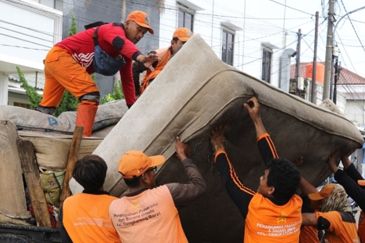 Usai banjir, ratusan petugas bersihkan wilayah Cengkareng