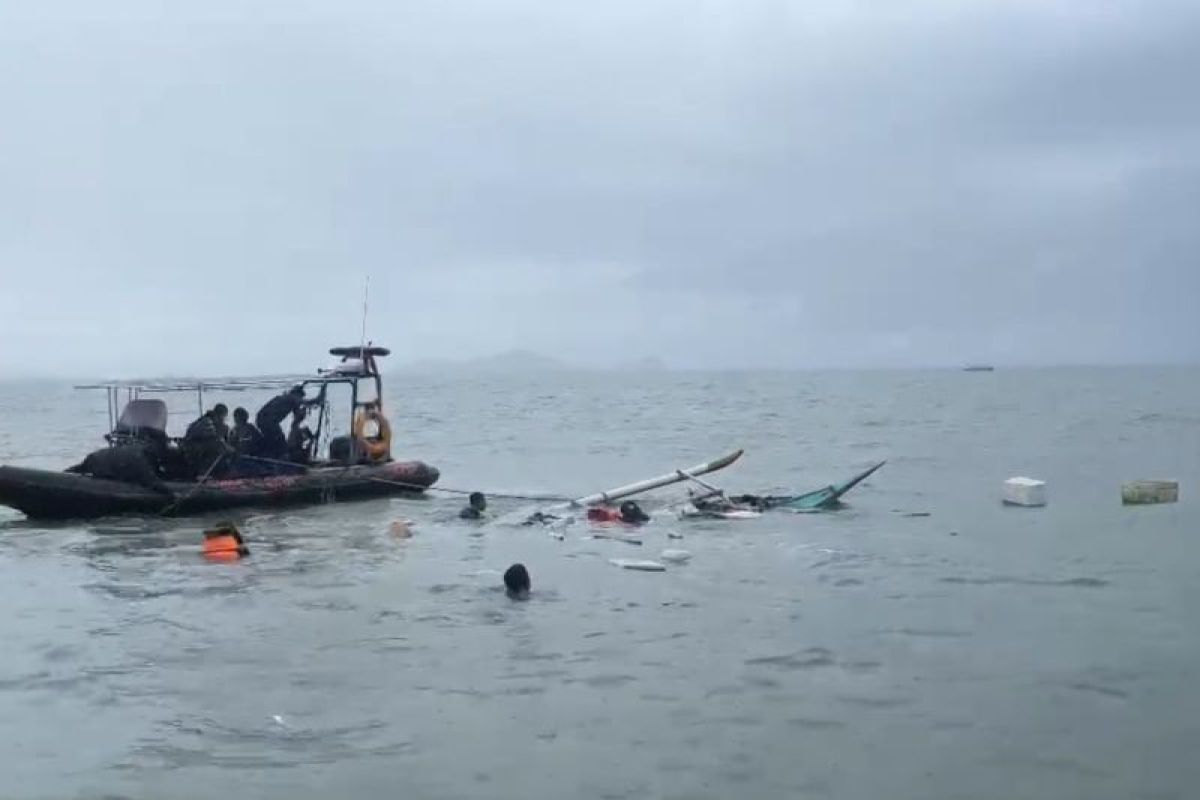 Tim tanggap darurat evakuasi nelayan tenggelam di Labuan Bajo