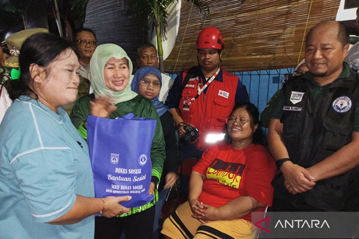 Pemkot Jaktim beri bantuan ke penyintas rumah ambruk di Duren Sawit