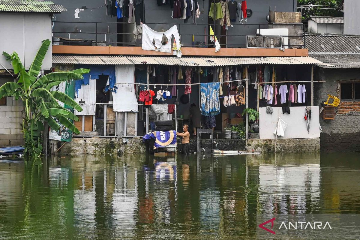 Kemarin, sistem PPDB diganti hingga "overload" drainase Jakarta