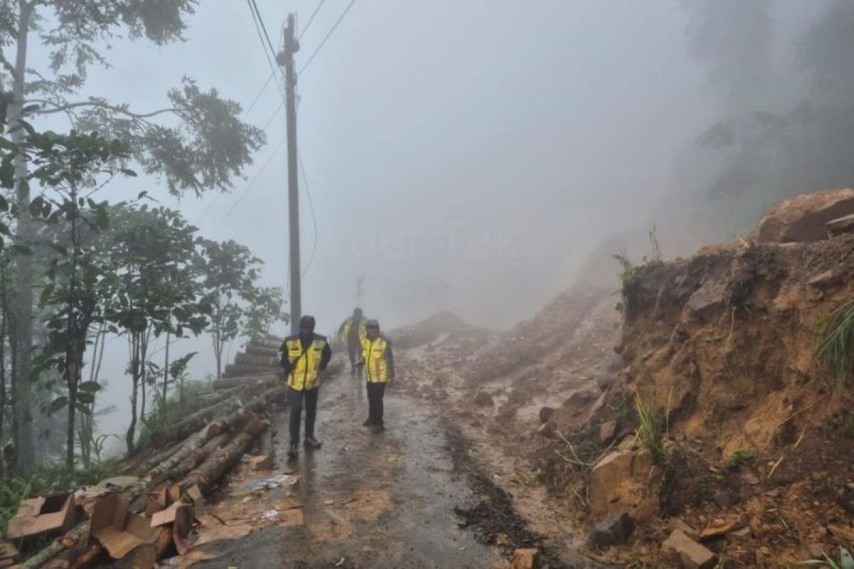 Ministry expedites road access restoration after Pekalongan landslide