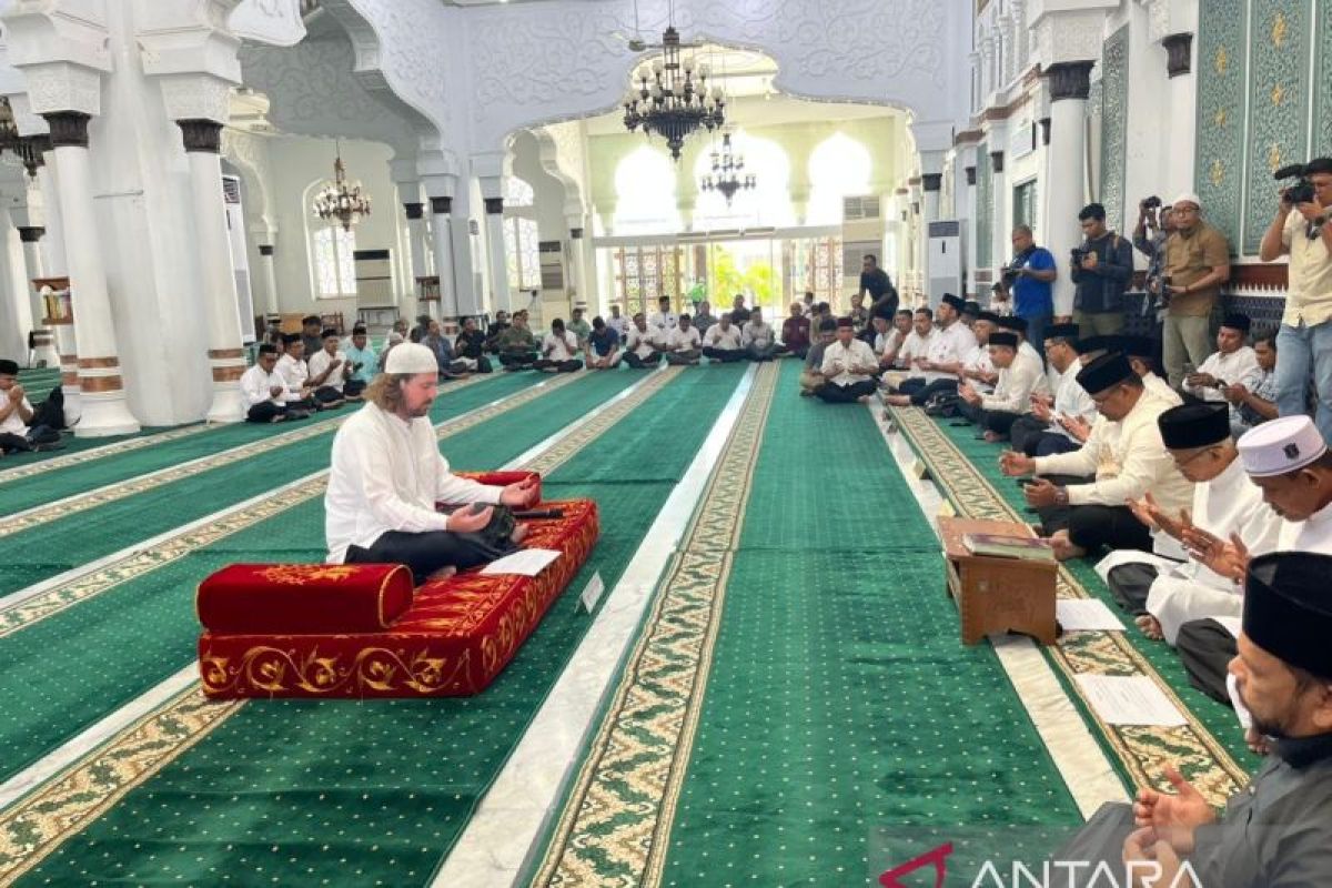 Warga Australia memeluk Islam di Masjid Raya Baiturrahman