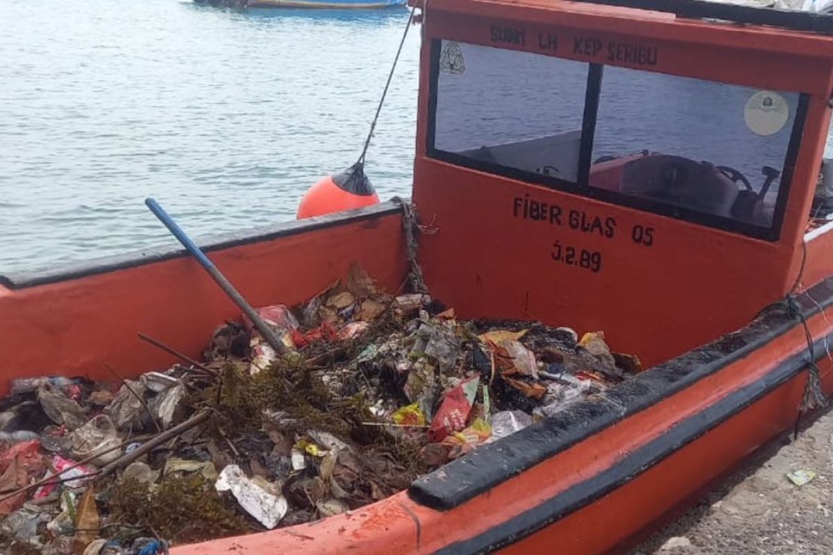 Sudin LH angkut 1,5 ton sampah di pantai dan laut Pulau Pramuka