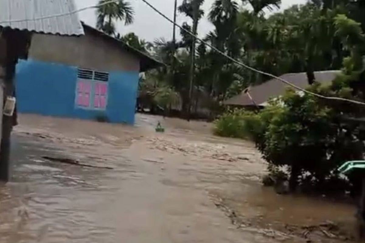 Seorang korban terseret banjir di Kupang meninggal dunia dan satu masih dicari